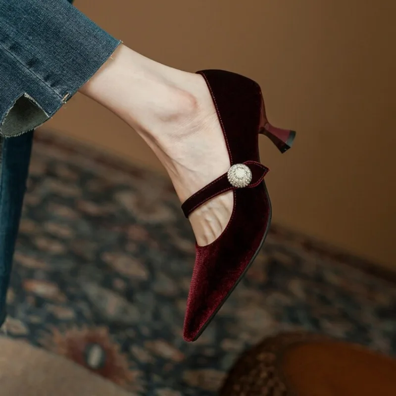 Weinrote Mary-Jane-Schuhe mit  – Womens Heels Bewertung und Preis